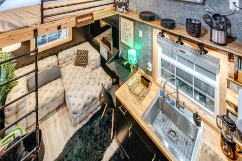 Hot Tub and Patio Private Couples Escape in ATL in Gresham Park