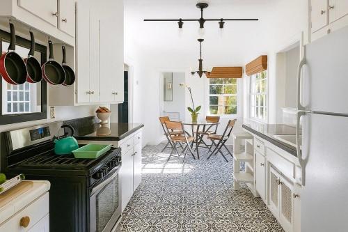 Enchanting Gated Hollywood Hills Oasis with Tranquil Treet-Top Views, Outdoor Living Room and Patios, Magical Zen Garden, Plus Bonus Romantic Guest House and Free Garage in LA's Most Desirable Central Serene Area, Sleeps 8-10, Лос-Анджелес (фото 10)