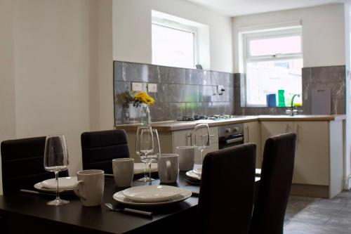 Green Corner House Sleeps 6 & Free Parking in 拉德福德