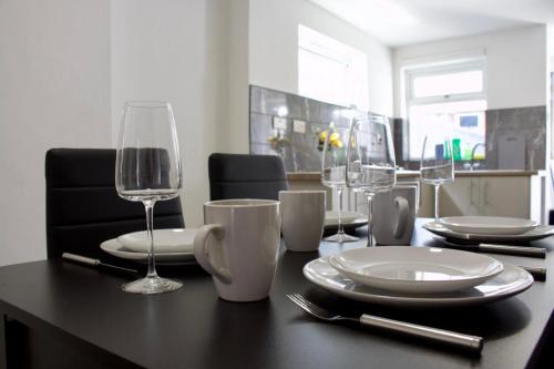 Green Corner House Sleeps 6 & Free Parking in 拉德福德
