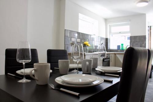Green Corner House Sleeps 6 & Free Parking in 拉德福德