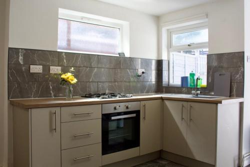 Green Corner House Sleeps 6 & Free Parking in 拉德福德