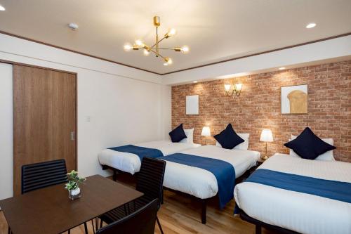 Bridge Stay Tengachaya - Hotel Quality, Direct to Kansai Airport , 6-min Walk from Midosuji , Sakaisuji Lines , Sleeps 3 to 4 Guests
