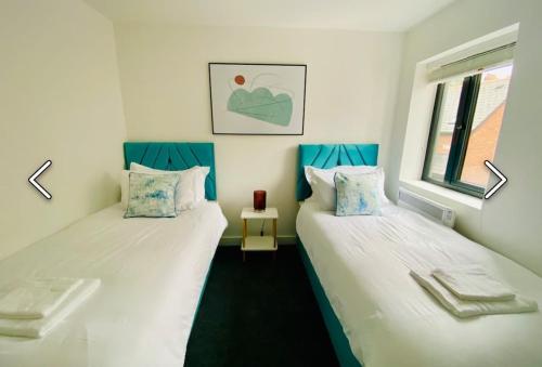 Stylish, Spacious 2-Bed Apartment, Guests 5, Contractor-Friendly, Secure Parking, Free Wi-Fi, Gloucestershire