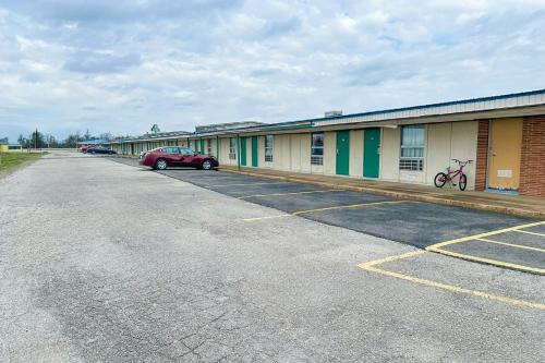 . Shamrock Kings Inn By OYO Marked Tree I-555