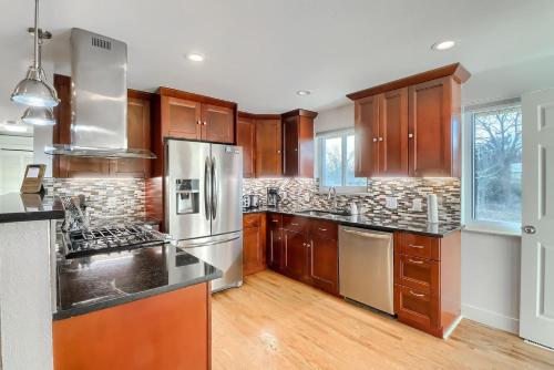 Mid-mod Home Chefs Kitchen 2 Living Rms Yard in Centennial, USA