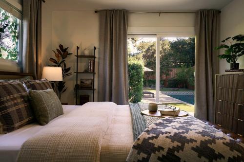 NEW Designer Hollywood Hills Hideaway by Universal, Los Angeles (photo 2)