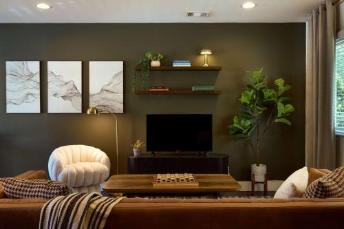 NEW Designer Hollywood Hills Hideaway by Universal, Los Angeles (photo 6)