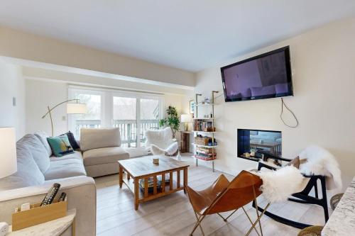 Mountain Green: 2E2 image