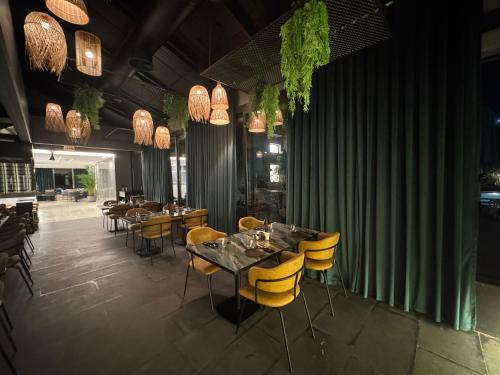 مطعم, Beverly Beach Hotel in جونيه