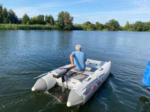 Exklusives Hausboot - Sauna, Sonnendeck & privates Beiboot in Kolonie Roeske, Deutschland
