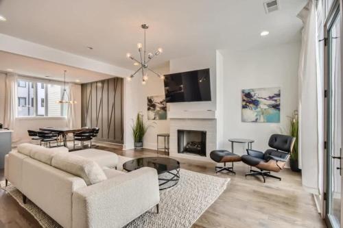Fiddler's Flats - Sleeps 16 - Two Rooftops with view, Nashville (photo 8)