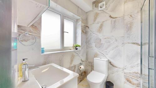 Modern 5 Bed Home by Wembley Stadium Sleeps 11 and Free Parking, Londyn (zdjęcie 7)
