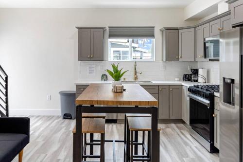 Hollywood Chateau Townhouse, Лос-Анджелес (фото 9)