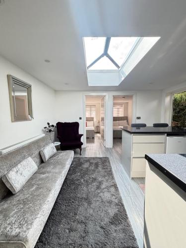 CozyNest 2BR Modern Property with Parking in Hughenden