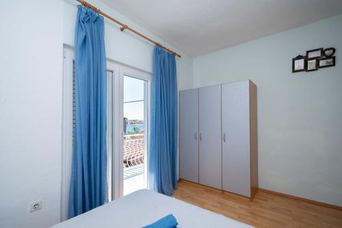 Apartments by the sea Bibinje Zadar - 5865 - image 5