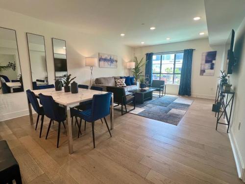 Modern Extra Large 3BR with Parking Near Century City Mall 302