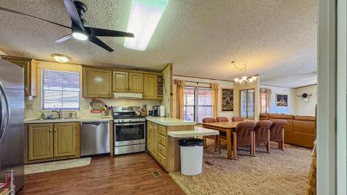 ห้องครัว, Desert View Retreat - Sleeps 22, Game Garage, Near Skywalk & Lake Mead in เมดวิว(แอริโซนา)