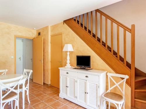 Holiday Home in Arles with Pool & Terrace - image 3