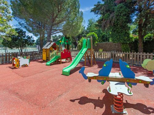 Holiday Home in Arles with Pool & Terrace - image 5