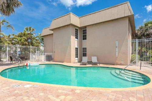 The Village Breeze, 2 Units - 4 BR, 4 Baths, Pool Walk to Beach and Siesta Key Village
