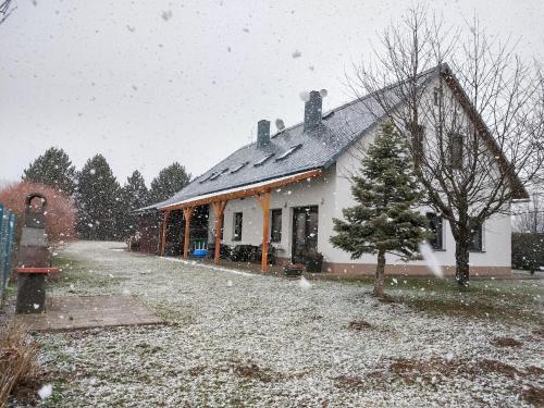 ทัศนียภาพภายนอกโรงแรม, Apartment in Nemojov near Forest and Pool in เนโมยอฟ