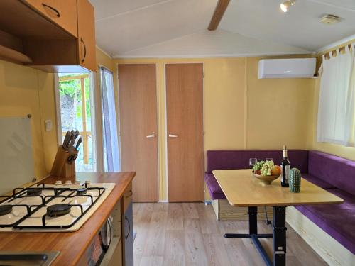 廚房, Bungalow in Canet de Mar near Scenic Beach in 濱海卡內特