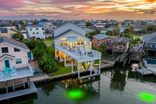 Bayside Bliss - Private Dock, Golf Cart, Kayaks & Firepit – khách sạn tại Jamaica Beach