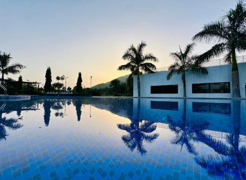 Úszómedence, Valencia Club and Resort - Luxury Nature Resort, Foot hills of Mount Abu in Abu-hegy