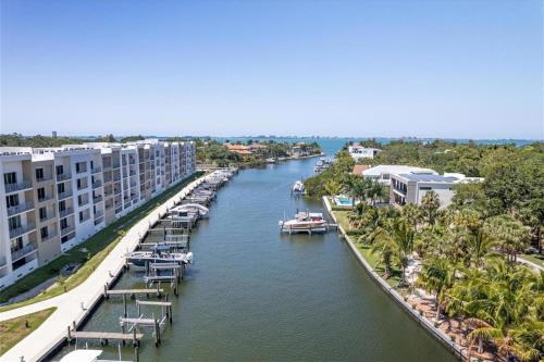 Luxury Condo on Sarasota Bay - Minutes from Downtown, Airport, Siesta and Lido Beach