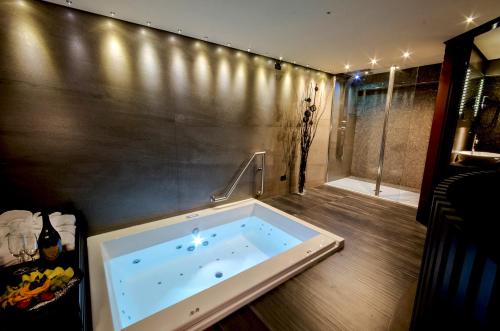 Luxury Suite with Spa Bath