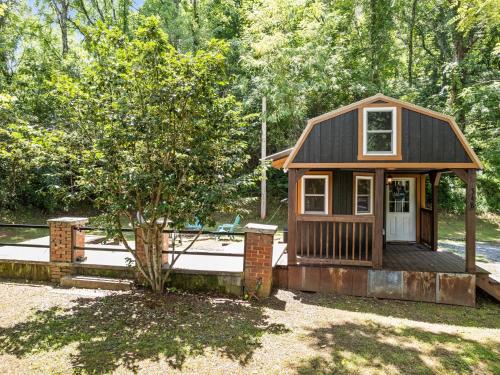 Casey Paradise Tiny Home Mountain Retreat in Cullowhee, USA