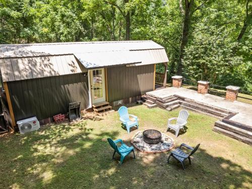Casey Paradise Tiny Home Mountain Retreat in Cullowhee, USA