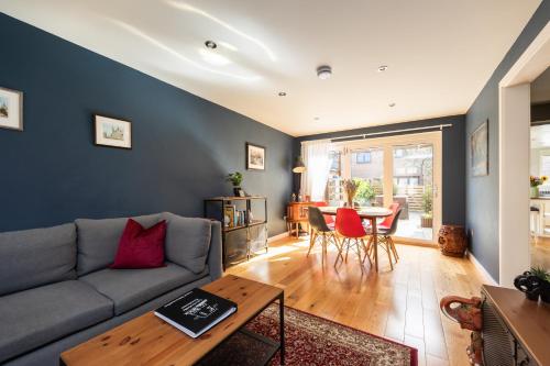 Gorgeous central 3 bed house free parking & garden, Edinburgh (photo 4)