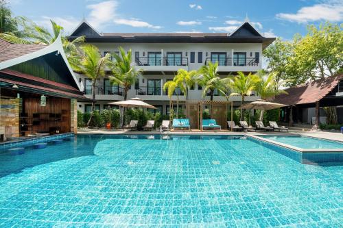 Howard Johnson by Wyndham Phuket Naiyang - 수영장