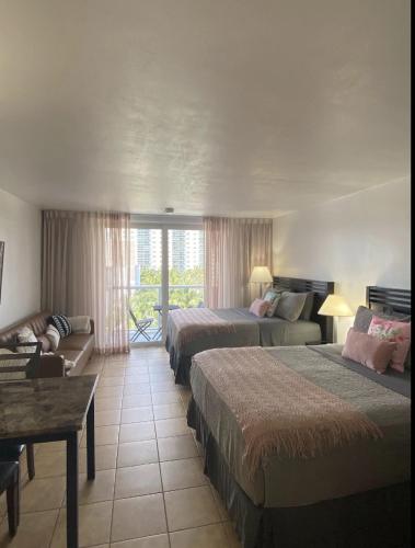 Pet Friendly Studio Beach and Pool Access, gym !