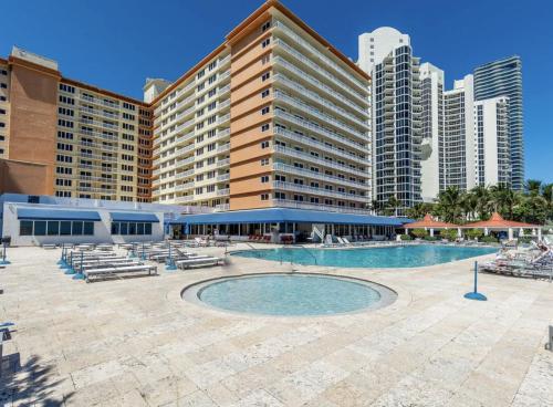 Pet Friendly Studio Beach and Pool Access, gym ! in Spiaggia Golden Beach