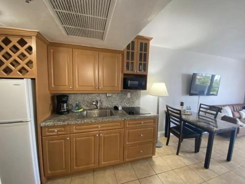 Pet Friendly Studio Beach and Pool Access, gym ! in Spiaggia Golden Beach