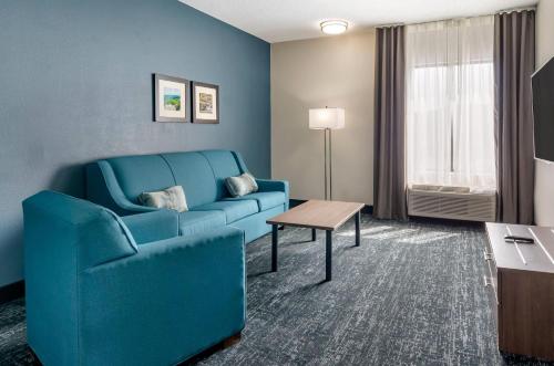 Comfort Inn & Suites Troutville - Roanoke North / Daleville - image 2