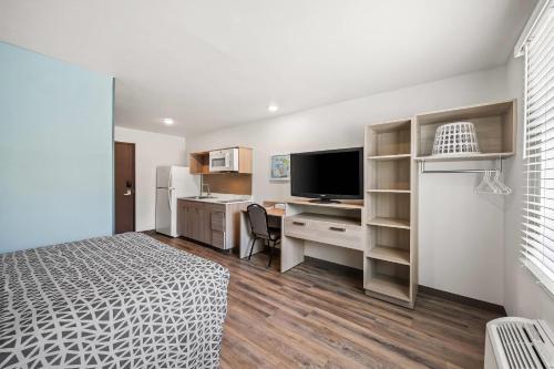 WoodSpring Suites Jackson Hub City - image 8