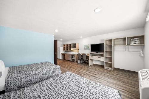 WoodSpring Suites Jackson Hub City - image 7