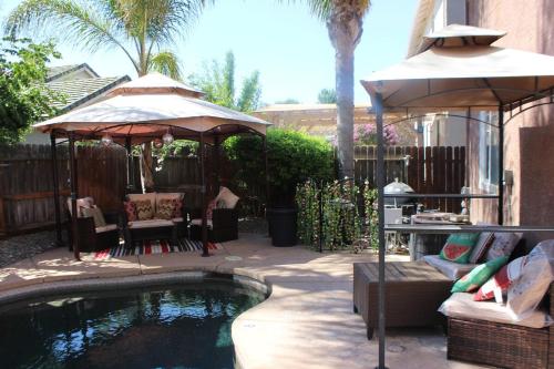 Erkély/terasz, Luxurious 5-Bedroom Retreat with Saltwater Pool and Spa in Elk Grove