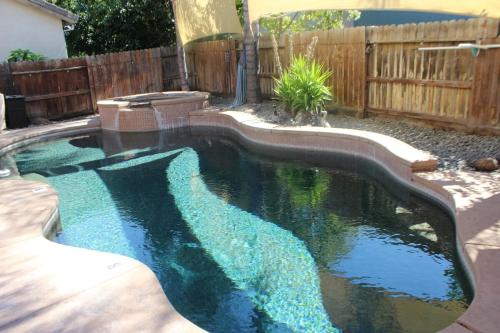 Pezsgőfürdő, Luxurious 5-Bedroom Retreat with Saltwater Pool and Spa in Elk Grove