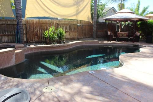 Erkély/terasz, Luxurious 5-Bedroom Retreat with Saltwater Pool and Spa in Elk Grove