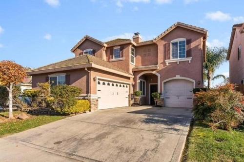 Luxurious 5-Bedroom Retreat with Saltwater Pool and Spa in Elk Grove
