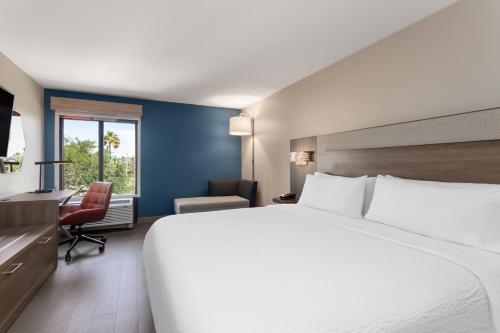 Holiday Inn Express Hotel & Suites Tampa-Rocky Point Island by IHG in Tampa, USA