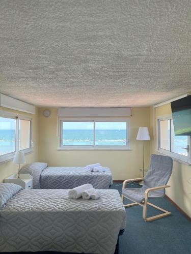 1 queen bed, 4 twin beds