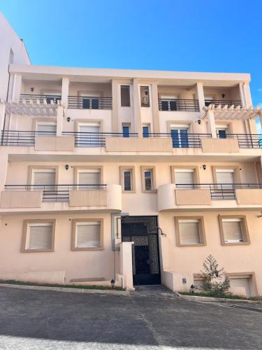 Magnifique Duplex Vue Mer 4 chambres Bénian (Magnifique Duplex Vue Mer 4 chambres Benian) in Ain Benian