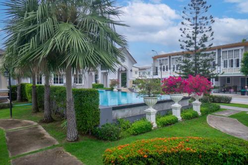 Poolside Garden Villa for 14 Guests near Safari World - Bangkok