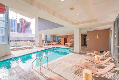 Bright & Stylish 2BR High-Rise Pool Gym Access, Phoenix (photo 2)